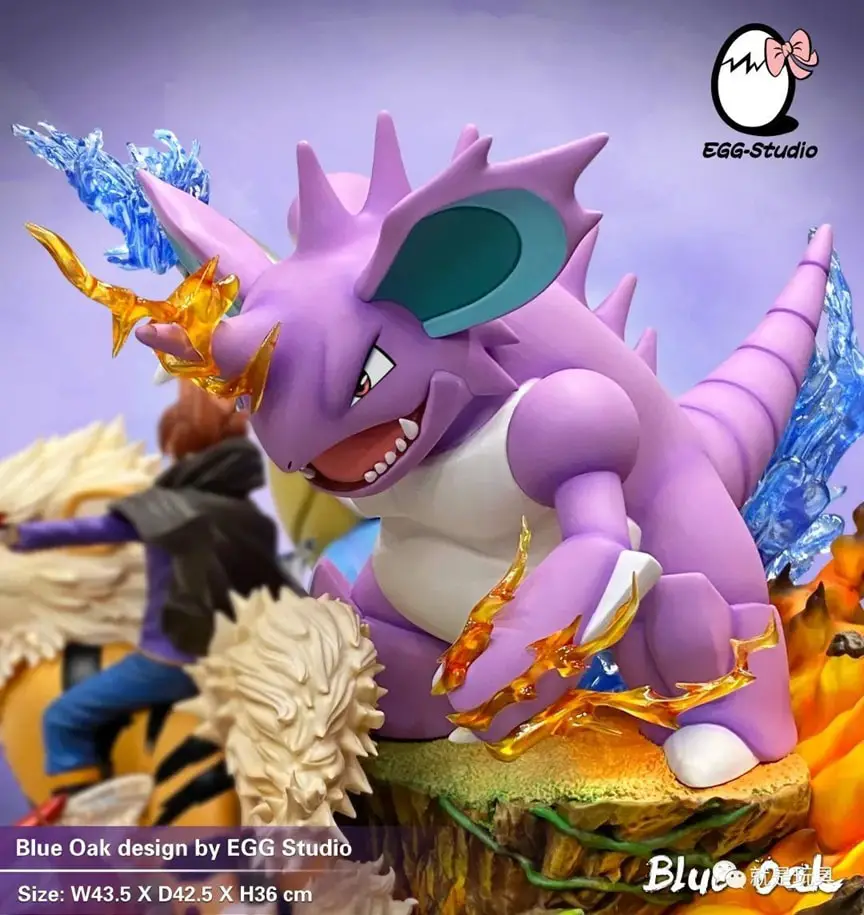 Blaue Eiche und sein Team-Pokémon-Statue